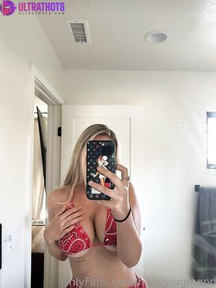 Hailey Sigmond Nude Photos (9 Pics)