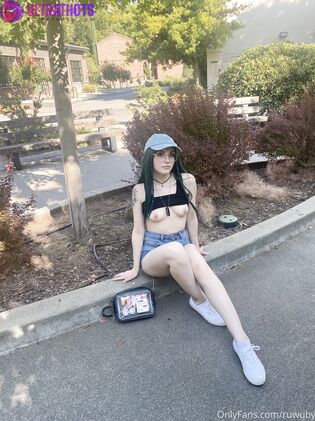 Hot Ruwuby Nude Photos