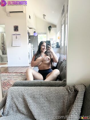 Hot Farah Asteri Nude Photos