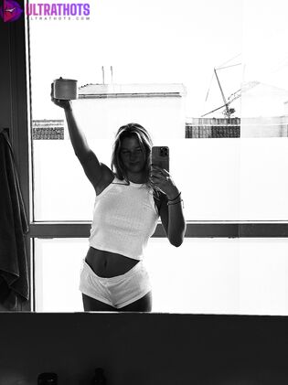 ItsCarlyJane Nude Photo Gallery (21 Pics)