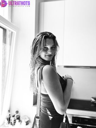 ItsCarlyJane Nude Photo Gallery (21 Pics)