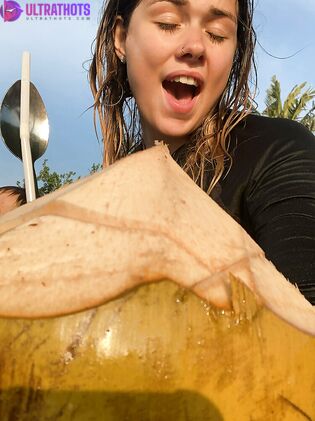 Exclusive Naked Pictures of Levanabanana1