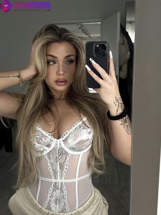 Hot Lizzie Grey Nude Photos