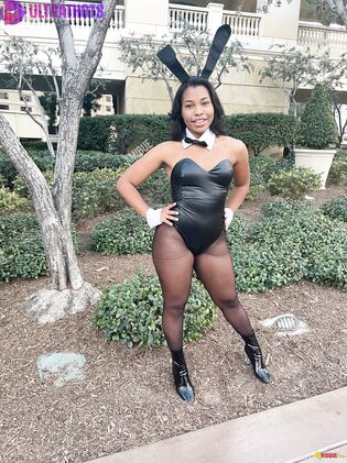 Hot Ami Bue Nude Photos