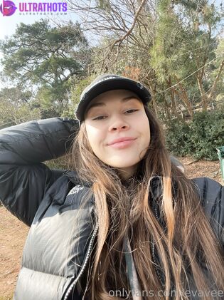 Hot Eva Vee Nude Photos