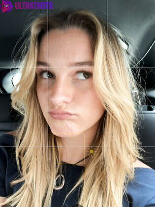 ItsCarlyJane Nude Photo Gallery (21 Pics)